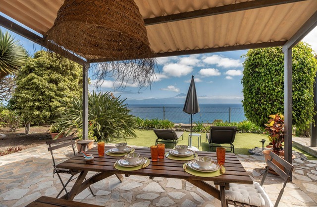 Holiday Home 'Casa La Bobadilla' with Sea View, Private Terrace and Wi-Fi