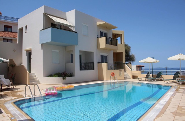 Holiday home complex with pool, close to the sea, wifi | Sfakaki, Crete