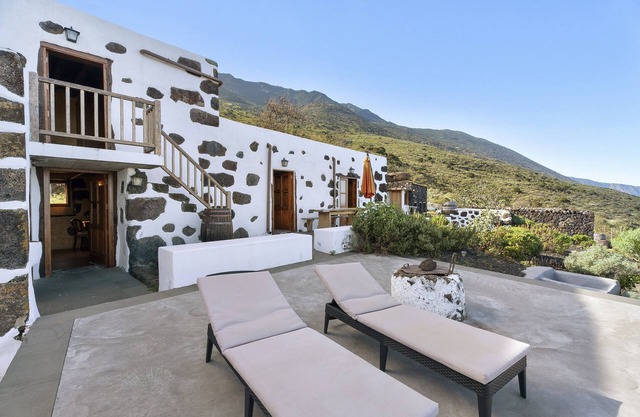 Holiday Home 'El Lagar' with Sea View, Shared Terrace and Wi-Fi