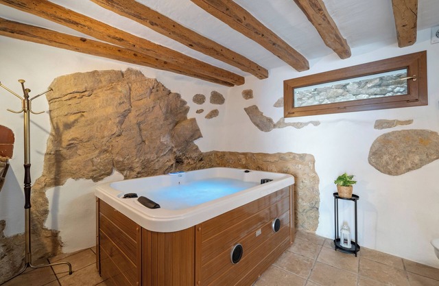 Holiday Home 'El Racó De Les Escales' with Balcony, Wi-Fi and Air Conditioning