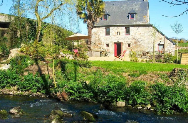 Holiday Home 'Gite Du Moulin Du Poulloguer' with Private Terrace, Private Garden and Wi-Fi
