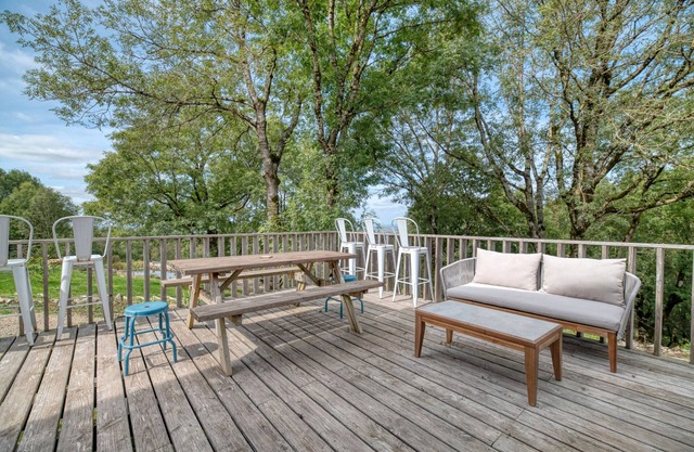 Holiday Home 'Grange Spacieuse Et Élégante' with Lake View, Shared Pool and Wi-Fi