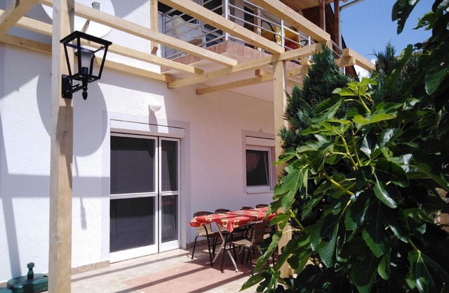 Holiday home with pool, terrace, wifi directly on the lake