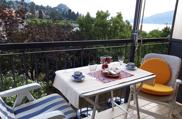 Holiday home 50 meters from Lake. Calm. Large balcony overlooking the lake