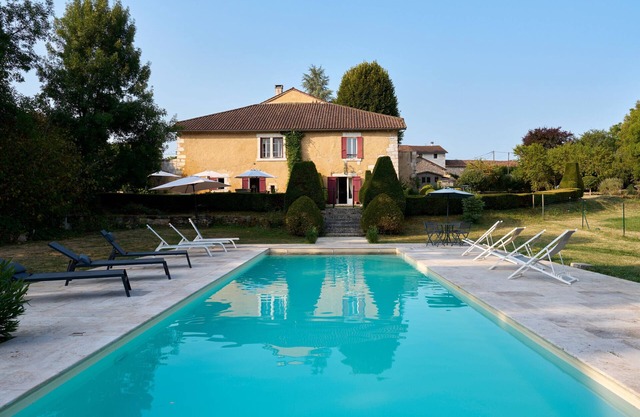 Holiday Home – Large Bastide in Chapdeuil, Heated Pool & Comfort for 16 Guests