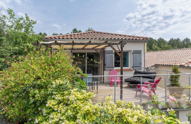Holiday Home 'Le Pequelet' with Shared Pool, Wi-Fi and Air Conditioning