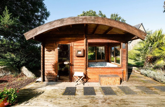 Holiday Home 'Loft Atypique Ancienne Étable' with jaccuzzi & sauna