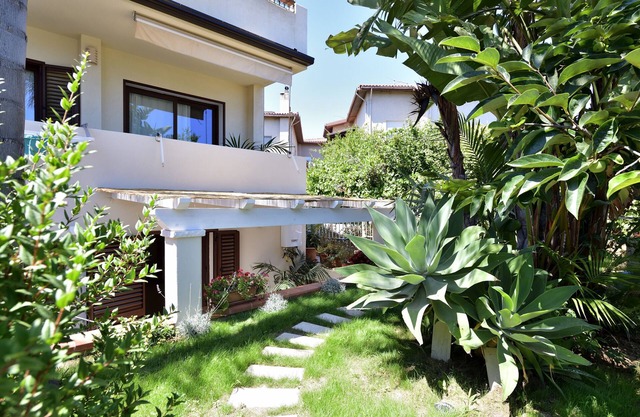 Holiday Home "Loft Pina" with Wi-Fi, Garden & Terrace