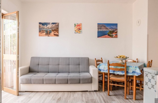 Holiday Home 'Monolocale Arredato - Le Terrazze' with Sea View, Wi-Fi and Air Conditioning