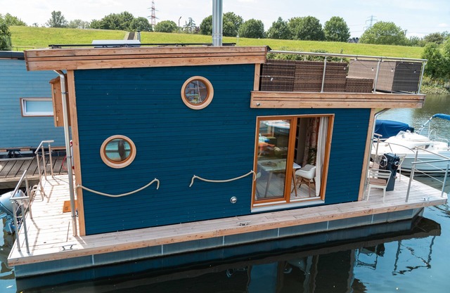 Holiday Home 'Tolles Hausboot Irene Mit Kamin' with Sea View, Private Terrace and Wi-Fi