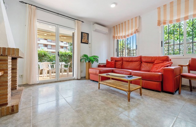 Holiday Home 'Villa Jordi Y Nuri' with Private Terrace, Wi-Fi and Air Conditioning