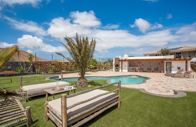 Holiday Home 'Volcanoa' with Sea View, Shared Pool and Wi-Fi