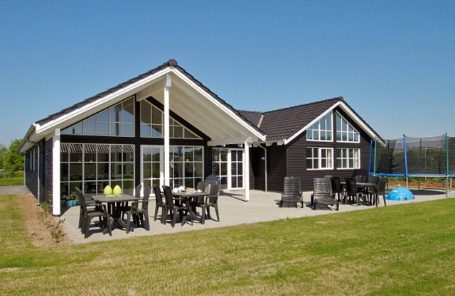 Holiday home with a great plot of land and pool