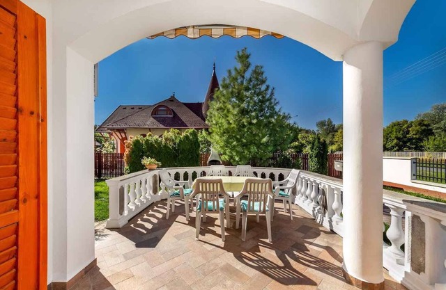 Holiday home With nice furnishings, pool, air conditioning