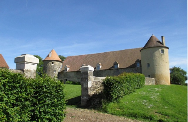 Holiday home with large garden in Moussy