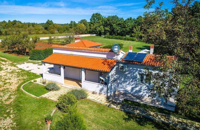 Holiday home with pool and air conditioning