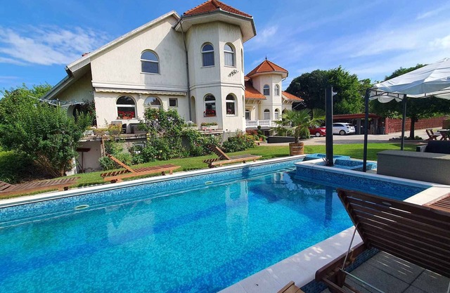 Holiday home with Pool and Internet