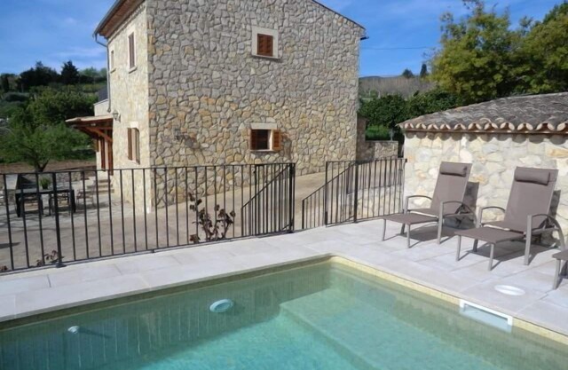 Holiday home with pool in quiet & safe location, only 1 km to the market square