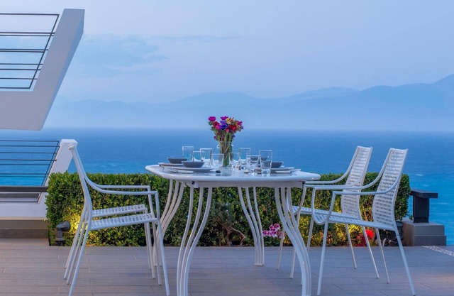 Holiday home with view of the water