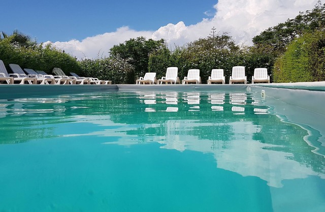 Holiday homes with pool and garden, close to the sea and very well connected .