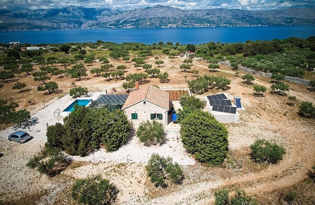 Holiday House Bracuta with private pool