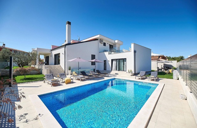 Holiday house Buje for 1 - 8 persons with 4 bedrooms - Holiday house