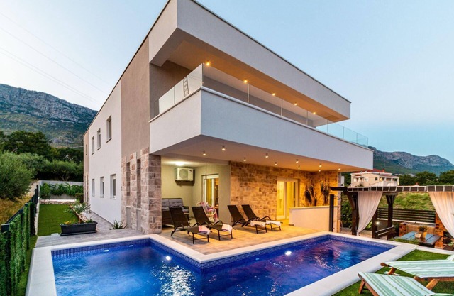 Holiday house Kaštel Sućurac for 1 - 15 persons with 7 bedrooms - Holiday house