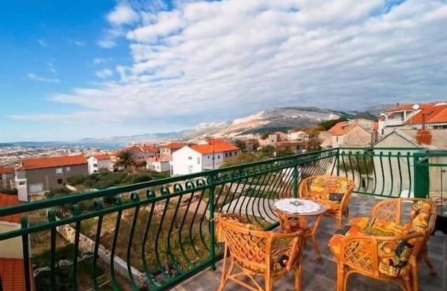 Holiday house Mravince for 1 - 6 persons with 3 bedrooms - Twin house