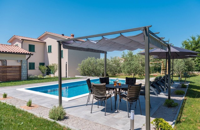 Holiday House OLIVE GROVE with pool and garden, 3 Beds, 1 Bath, sleeps 6