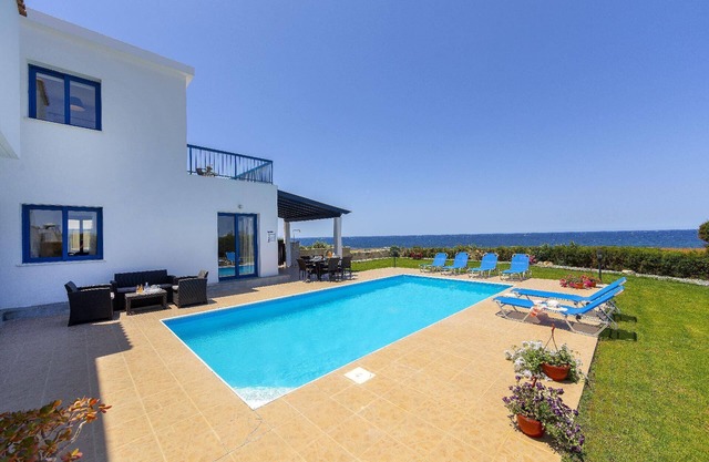 Holiday house Pomos for 1 - 6 persons with 3 bedrooms - Holiday house