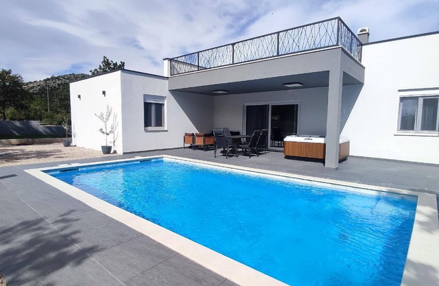 Holiday house Posedarje for 1 - 7 persons with 3 bedrooms - Row house