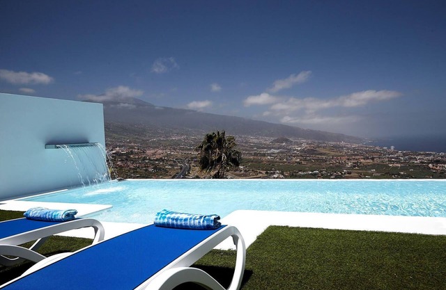Holiday house Santa Ursula for 1 - 7 persons with 4 bedrooms - Twin house