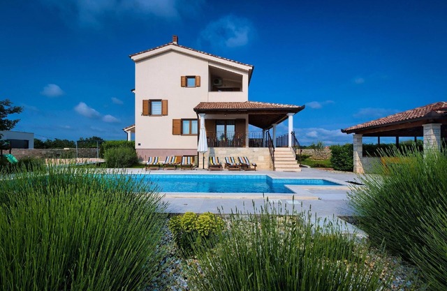 Holiday house Svetvinčenat for 2 - 10 persons with 4 bedrooms - Row house