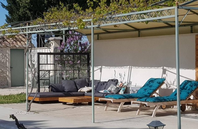 Holiday house Violès for 1 - 4 persons with 2 bedrooms - Holiday home