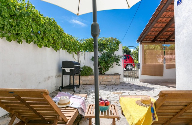Holiday house with a parking space Milna, Brač (K-20140)