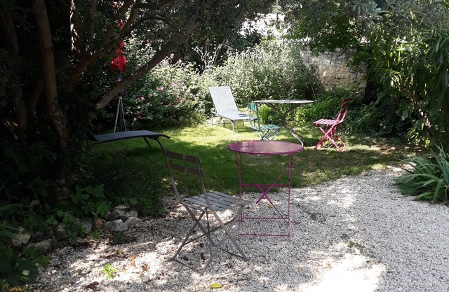 Holiday house with garden near the ocher