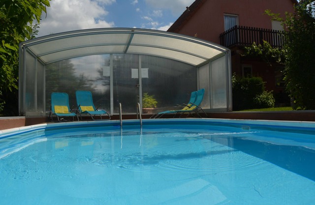 Holiday house with pool hall/sauna, family u. tierfreundl. 10 pers., Winter Garden