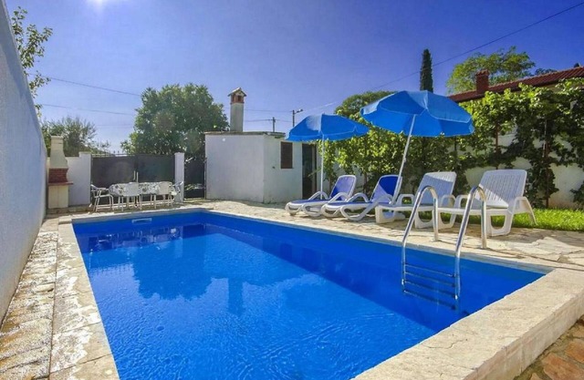 Holiday house with pool, 4-6 persons, not far from Poreč, pets are allowed.