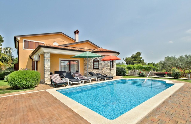 Holiday house with private pool for 6 persons with barbecue
