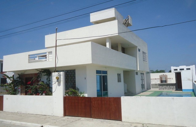 Holiday house with swimming pool facing the sea