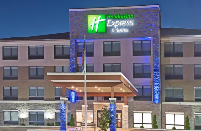 Holiday Inn Express & Suites Uniontown by IHG