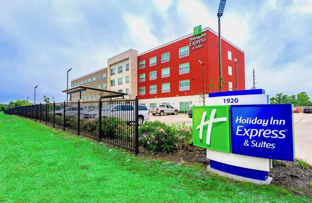 Holiday Inn Express & Suites Houston IAH - Beltway 8 by IHG