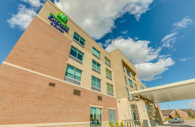 Holiday Inn Express & Suites Okemos - University Area by IHG
