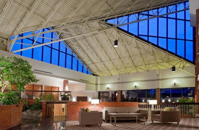 Holiday Inn Oakville Centre by IHG