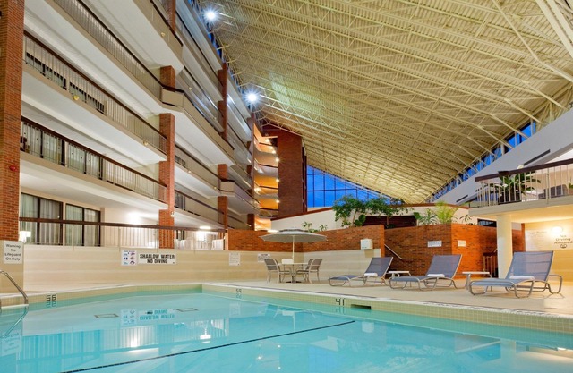 Holiday Inn Oakville Centre by IHG