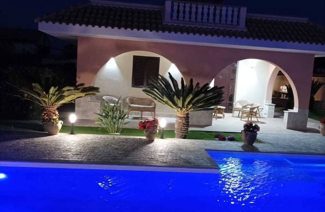 Holiday house with swimming pool just a few meters from the sea