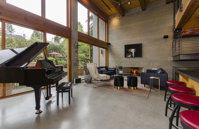 Holiday Oasis in the Heart of Vancouver with Private Swimming Pool