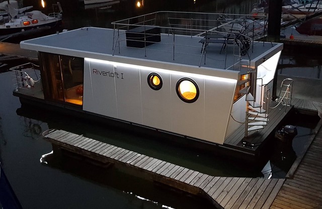 Holiday on the "Riverloft I". The first apartment on a houseboat