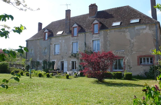 Holiday rental house with garden near the Loire river.
