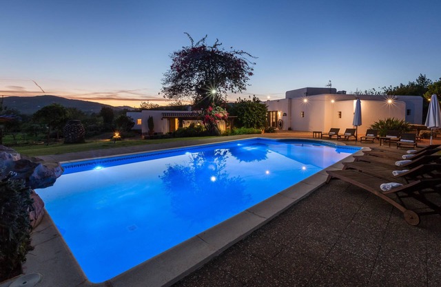 Holiday Villa (Up to 14 people): Two secluded old farm houses beatifully restored (rented as one). Private Multisport court, pool - Santa Eulalia del Rio